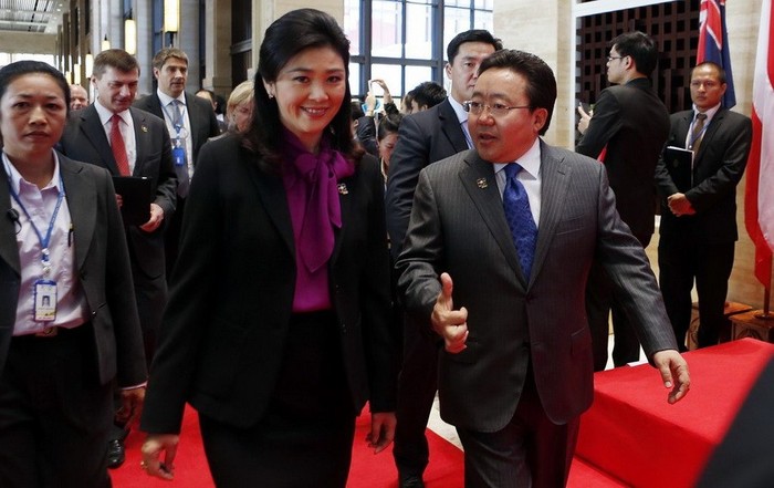 Tổng thống Mông Cổ Tsakhia Elbegdorj dường như đang cố rảo bước theo Thủ tướng Thái Lan bên lề hội nghị ASEM 6 tại Lào hôm 6/11/2012
